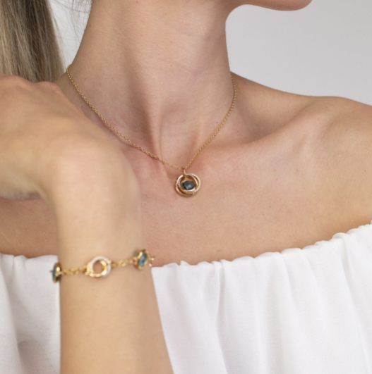 Collana Dorata con Tre Cerchi e Pietra Blu Sky XGR705D