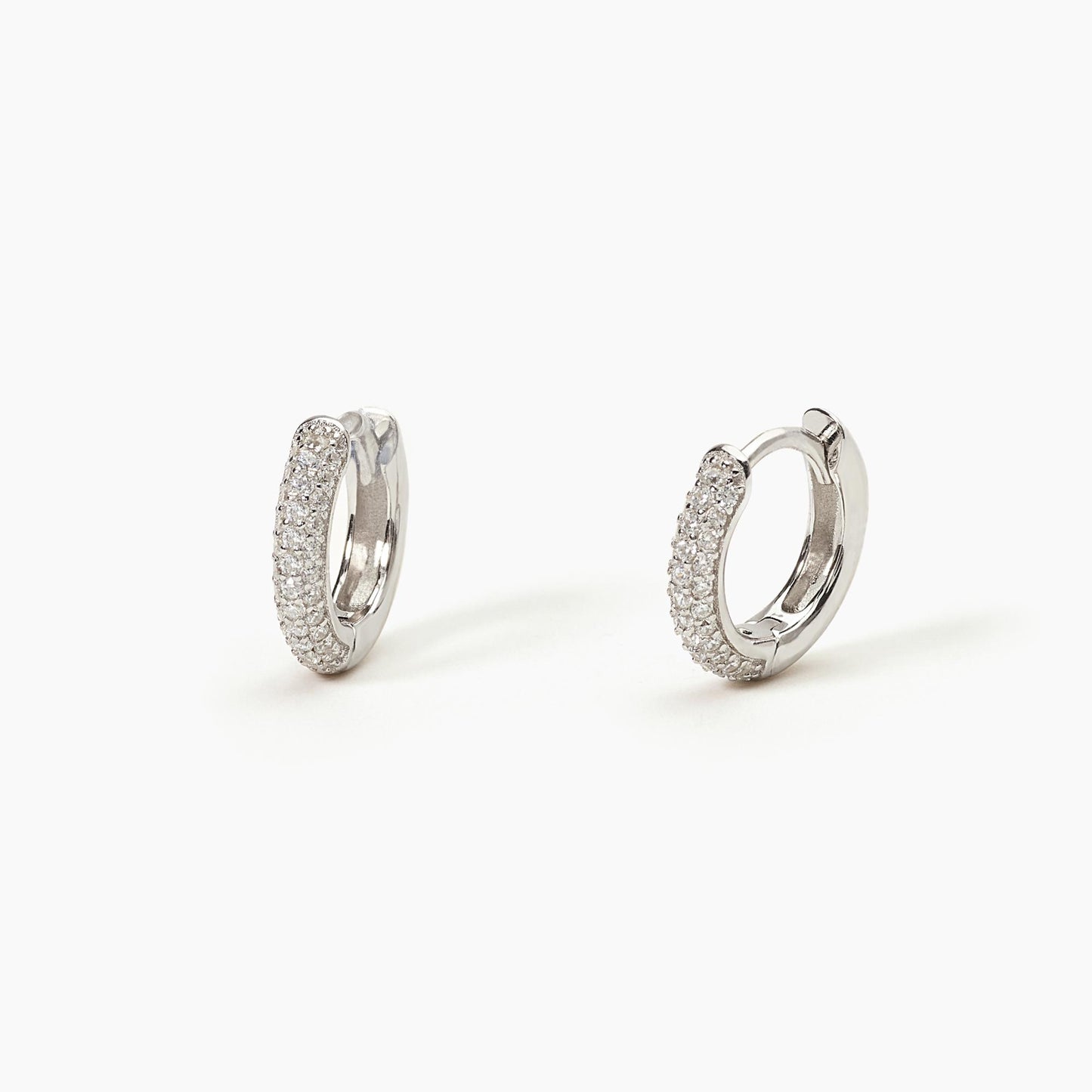 Par de aretes circulares fijos con circonitas 563521